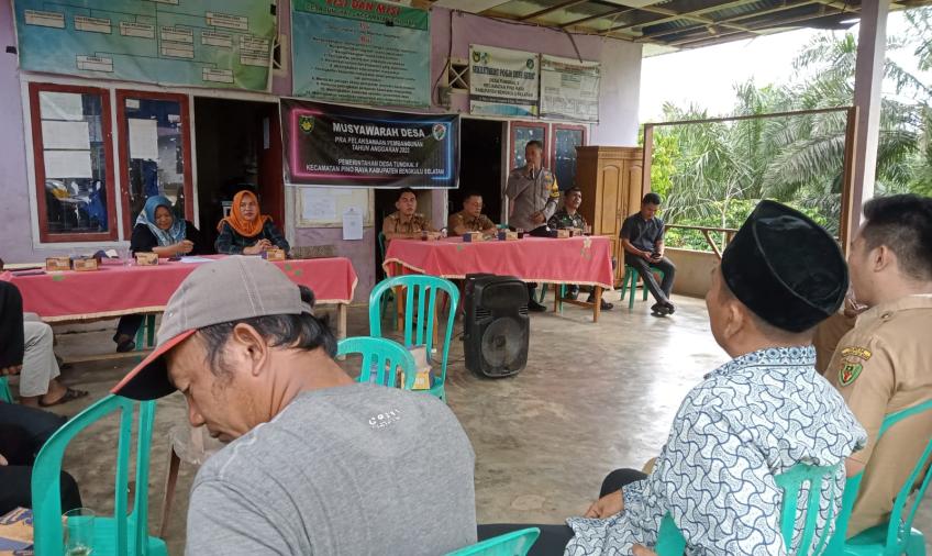 Bhabinkamtibmas Polsek Pino Raya  Bengkulu Hadiri Musdes