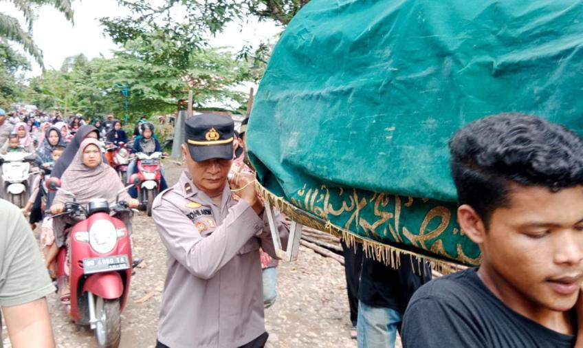 Wakapolsek Lubuk Pinang Turut Antar Jenazah ke Pemakaman