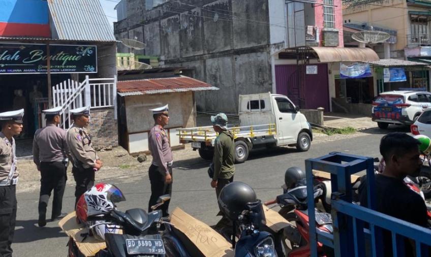 Cegah Kemacetan, Satlantas Polres Lebong Penerangan Keliling Larang Kendaraan Parkir Sembarangan