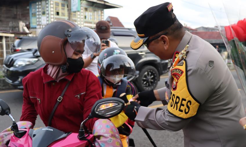 Polres Rejang Lebong Bagikan Coklat dan Bunga Untuk Warga Patuh Lantas