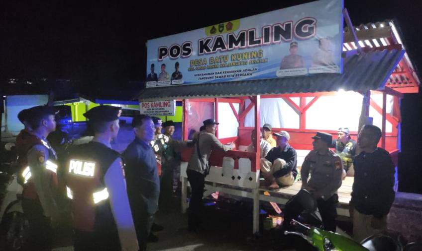 Ciptakan Kamtibmas Kondusif, Kapolsek Kota Manna Pimpin Patroli dan Cek Pos Kamling