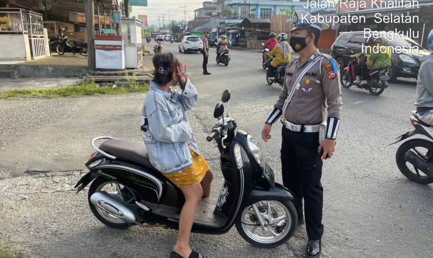 Satlantas Polres Bengkulu Selatan Tegur Humanis Warga Melanggar 