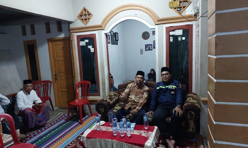 Membaur dengan Warga, Bhabinkamtibmas Kelurahan Dusun Besar Sambang Duka Warganya