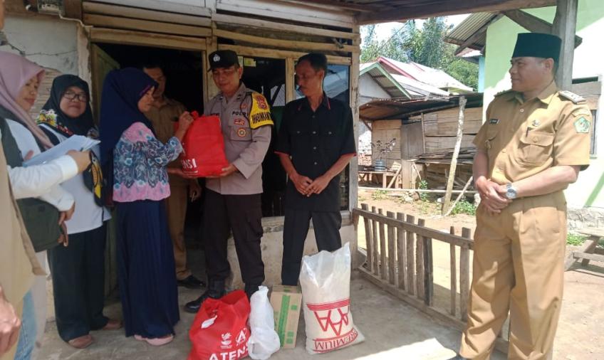 Bhabinkamtibmas Dampingi Penyaluran Bansos di Kecamatan Bermani Ulu Rejang Lebong