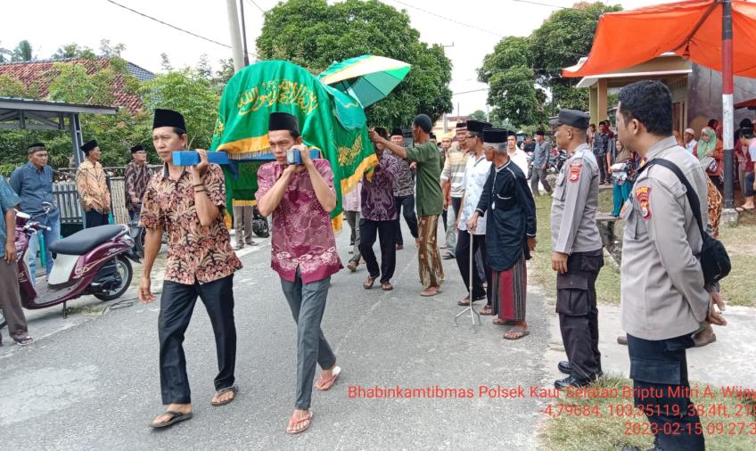 Polsek Kaur Selatan Bantu Prosesi Pemakaman Warga Binaan
