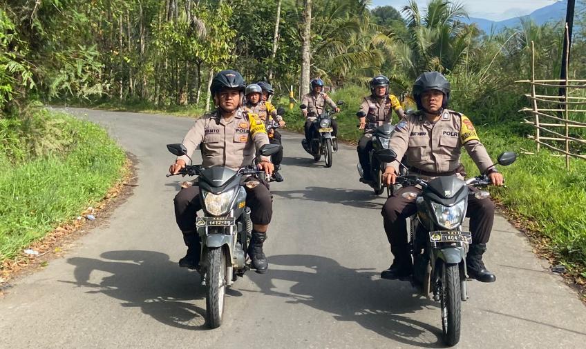 Bersama Bhabinkamtibmas, Polsek Lebong Selatan Gelar Patroli 