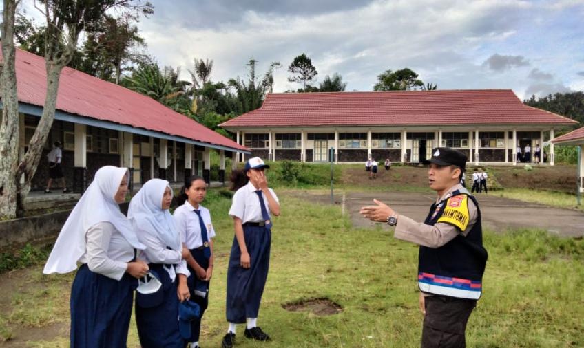 Bhabinkamtibmas Polsek Sindang Kelingi Goes To School 