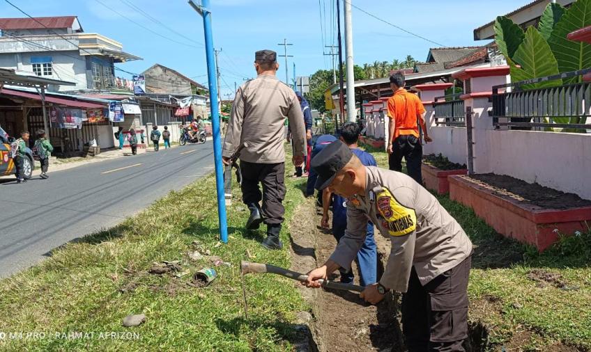 Sinergi Dengan Warga, Bhabinkamtibmas Polsek Kaur Selatan Ikuti Kerja Bakti