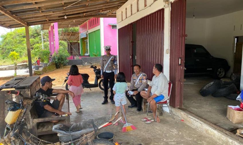 Penerangan Keliling, Satlantas Polres Lebong Datangi Sopir Angkot dan Bengkel Motor