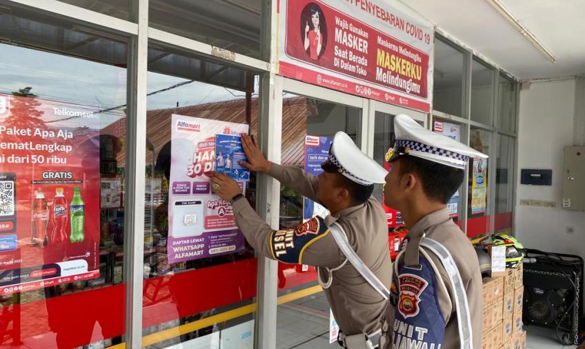 Satlantas Polres Lebong Pasang Stiker di Alfamart Larangan Balap Liar dan Knalpot Brong