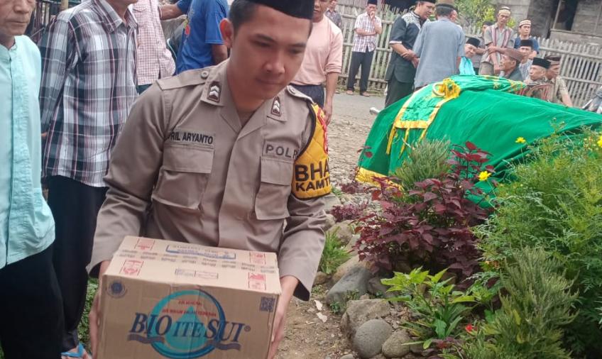 Bhabinkamtibmas Polsek Lebong Selatan Sambang ke Rumah Duka Warga Meninggal Dunia