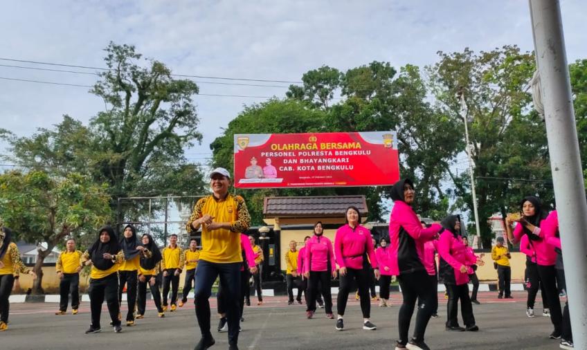 Olahraga Bersama Personel dan Bhayangkari, Kapolresta Bengkulu Bagikan Doorprize