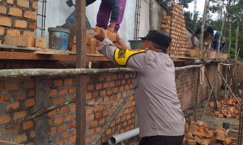 Sambang Desa, Bhabinkamtibmas Bantu Warga Rehab Rumah
