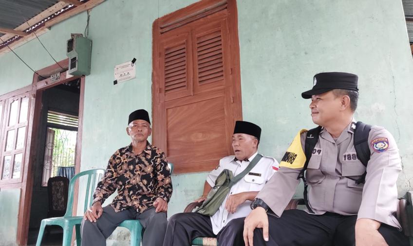 Pantau Perkembangan Situasi Kamtibmas, Bhabinkamtibmas Polsek Pino Sambang Dialogis