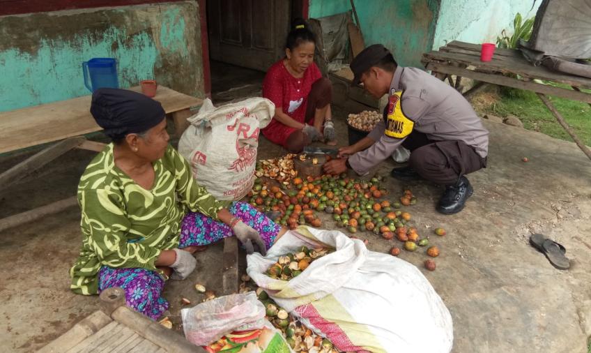 Jalin Keakraban, Bhabinkamtibmas Polsek PUT Sambang Warga Desa Binaan