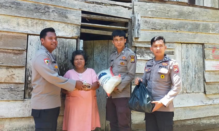 Polres Mukomuko Salurkan 17 Paket Bansos ke Warga Warga Kurang Mampu