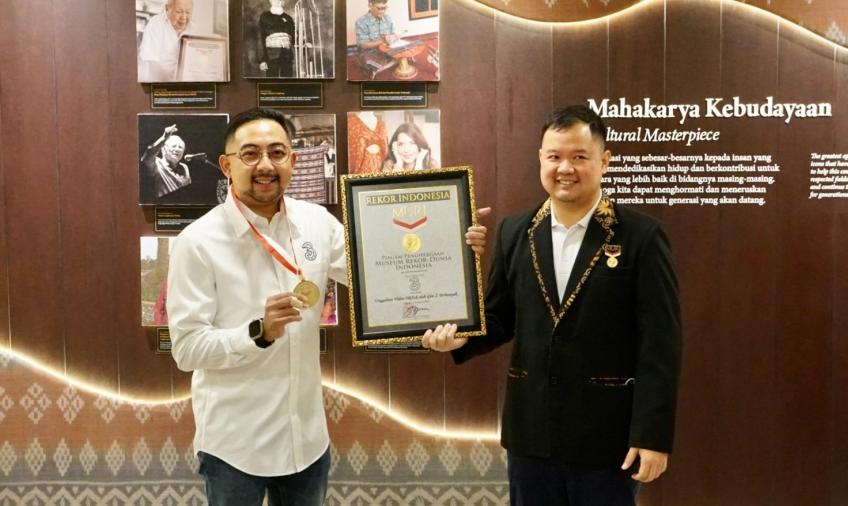 Rekor MURI Tri 1 : Tri berhasil memecahkan rekor MURI sebagai ‘Unggahan Video TikTok oleh Gen Z Terbanyak’ dalam kurun waktu dua jam melalui kegiatan Generasi Happy TikTok Challenge. Kegiatan ini menjadi wujud nyata komitmen Tri yang secara berkelanjutan mengajak generasi muda untuk memanfaatkan dunia digital secara kreatif dan positif. Tampak pada gambar : VP Head of Digital Marketing & Engagement IOH M. Thoriq Syarief Husein (kiri) dan Wakil Direktur Utama MURI Osmar Semesta Susilo (kanan) saat penyerahan