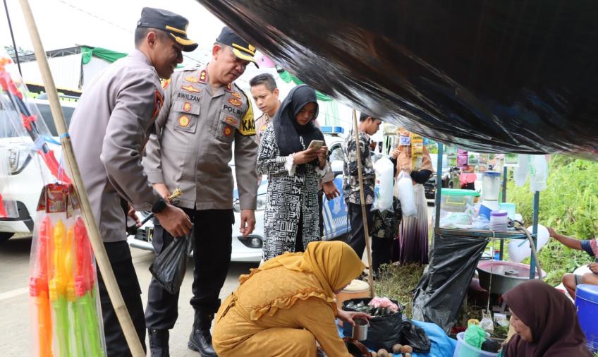 Cek Harga Sembako, Kapolres Lebong dan Wakapolres Turun Langsung ke Pasar Tradisional
