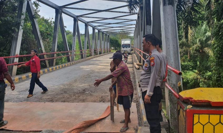 Kapolsek Batik Nau Berikan Imbauan Kepada Masyarakat yang Melintasi Jembatan Rusak di Desa Peninjau 