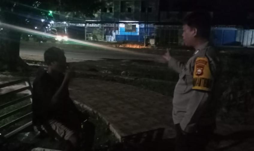 Cegah Peralatan Jualan Disita, Bhabinkamtibmas Polresta Bengkulu Imbau Pegadang Patuhi Kesepakatan dengan Kelurahan