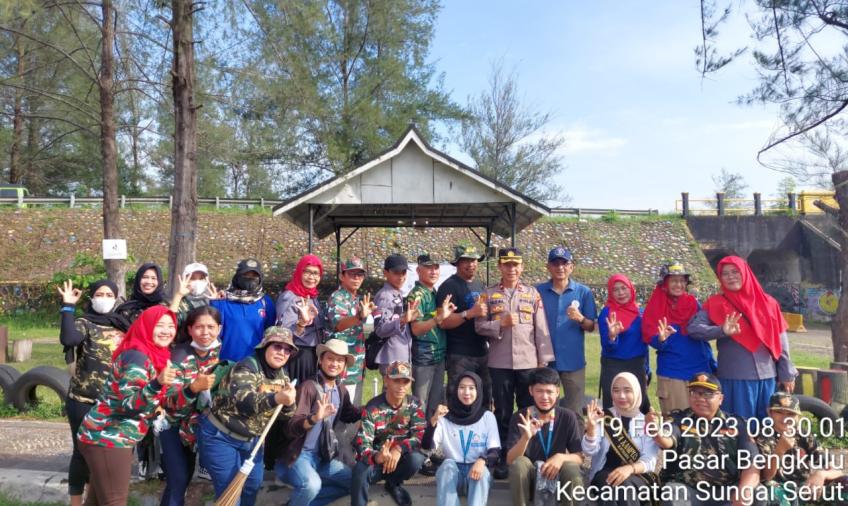 Bersama Ormas, Kapolsek Teluk Segara Polresta Bengkulu Bersihkan Sampah di Kota Tuo Pasar Bengkulu