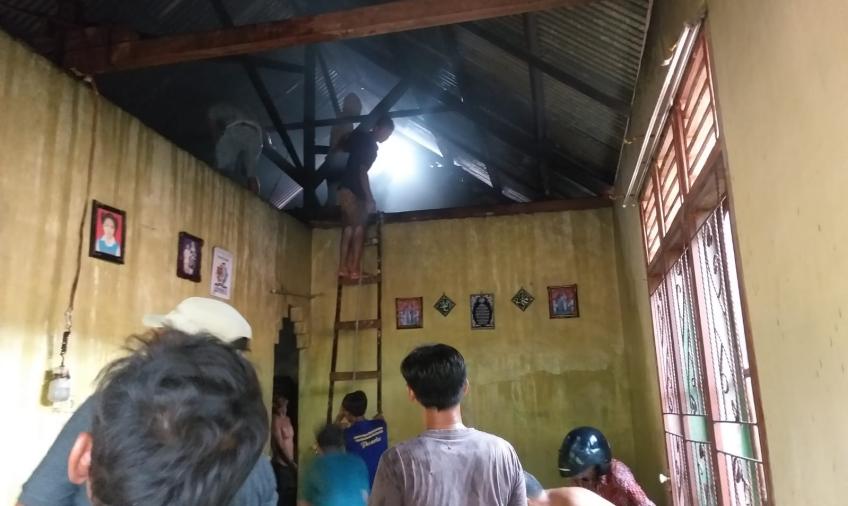 Bersama Warga, Bhabinkamtibmas Polsek Seginim Ikut  Padamkan Kebakaran