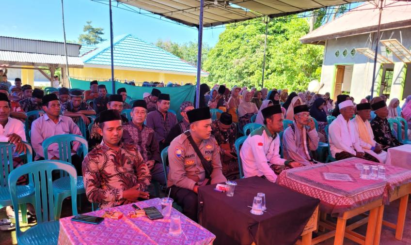 Bhabinkamtibmas Polres Kaur Membaur Bersama Warga Ikuti Peringatan Isra Miraj
