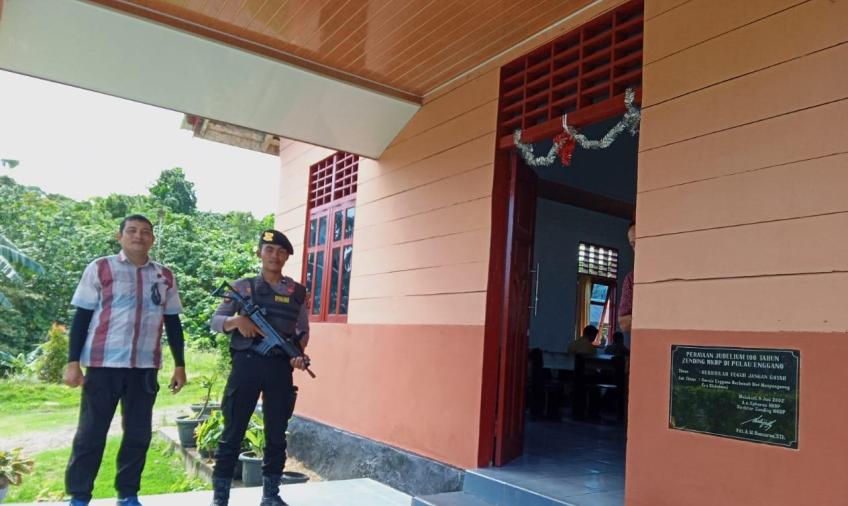 Berikan Rasa Aman dan Nyaman pada Jemaat, Polsek Enggano Melaksanakan Pengamanan Gereja