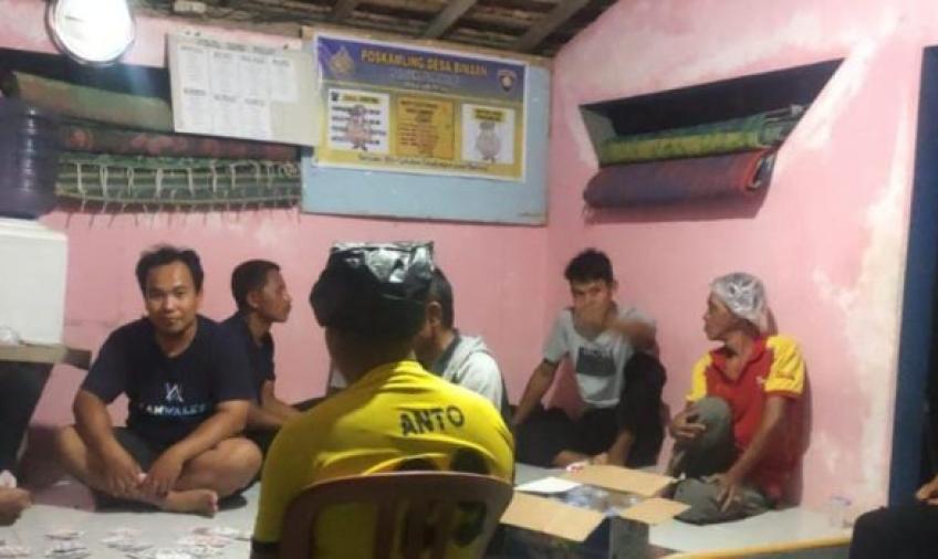 Sambangi dan Cek Pos Kamling, Personil Polsek Putri Hijau Melaksanakan Patroli Malam Guna Mencegah Terjadinya Gangguan Kamtibmas