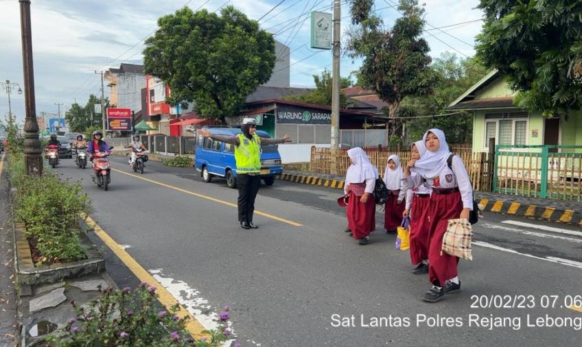 Lakukan Pengaturan Lalu Lintas Pagi, Satlantas Polres Rejang Lebong Ciptakan Kamseltibcar Lantas Yang Kondusif.