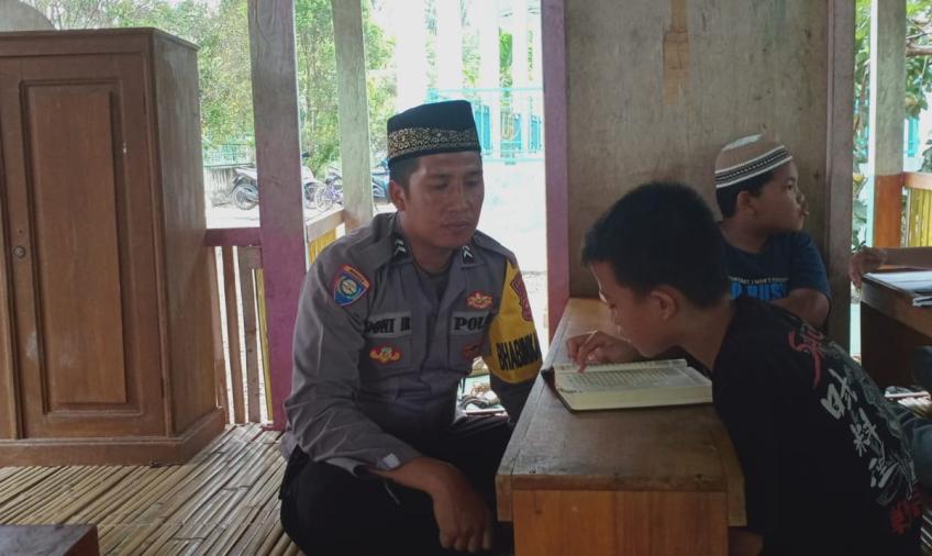 Dekatkan Diri Dengan Masyarakat, Bhabinkamtibmas Polsek Manna Polres BS Polda Bengkulu Ajarkan Mengaji