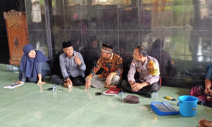 Jalin Keakraban, Bhabinkamtibmas Polsek Kampung Melayu Polresta Bengkulu Hadiri Pemilihan Ketua RT