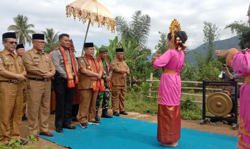 Hadiri Musrenbangcam, Kapolsek Lebong Utara Disambut Tari Penyambutan