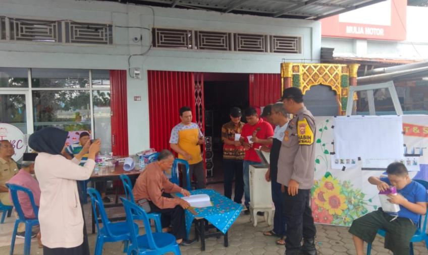 Bhabinkamtibmas Amankan Pemilihan Ketua RT Kelurahan Gunung Alam Argamakmur
