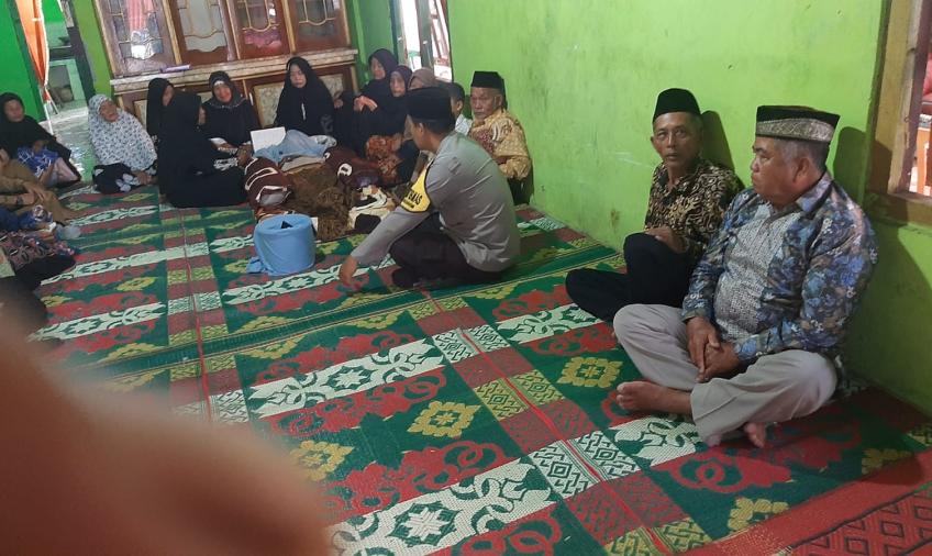 Bhabinkamtibmas Polsek Seginim Polres BS Sambang ke Rumah Duka 