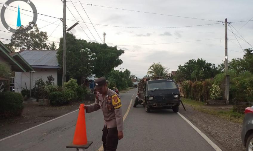 Personel Polsek Lubuk Pinang Polres Mukomuko Atasi Gangguan Arus Lalu Lintas