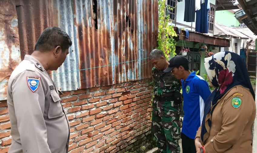 Bhabinkamtibmas Polresta Bengkulu Dampingi Pak Camat Cek Bangunan Penyebab Banjir