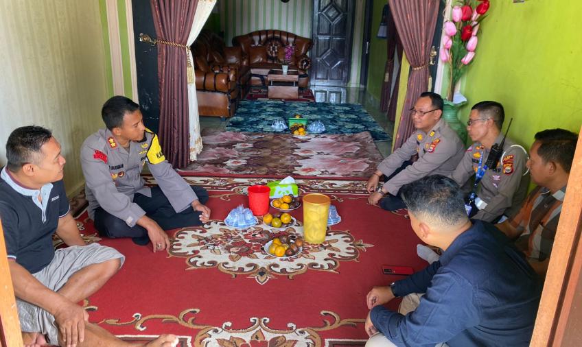 Peduli, Kapolres Kaur Jenguk Anggotanya yang Sakit