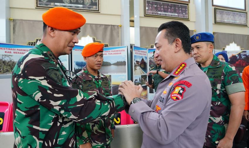 Kapolri Beri Apresiasi Langsung ke TNI yang 'Berputar' dan Tim Gabungan Evakuasi Kapolda Jambi 
