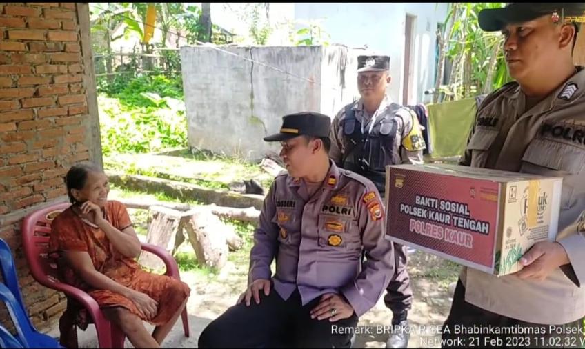 Kapolsek Kaur Tengah Polres Kaur Salurkan Bantuan ke Warga yang Membutuhkan