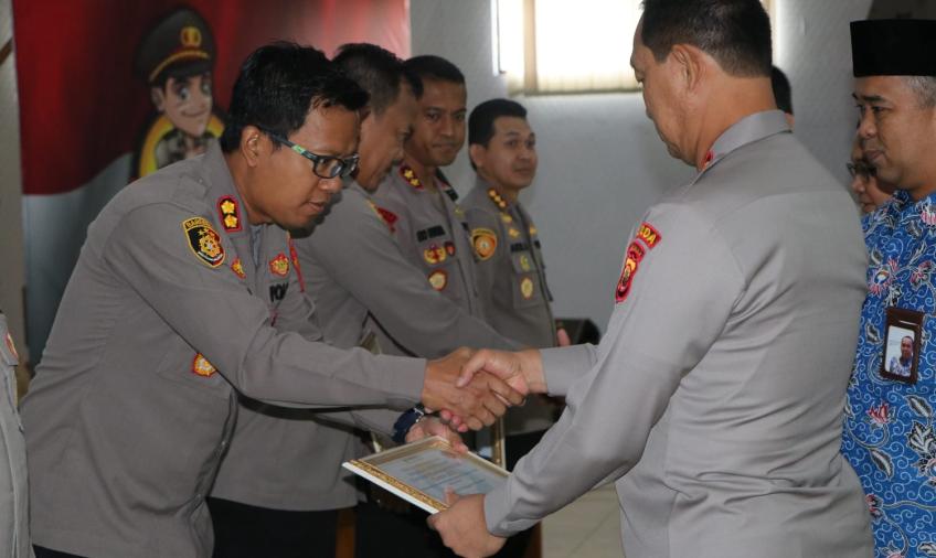 Polres Mukomuko Terima Penghargaan Dari Ombudsman RI