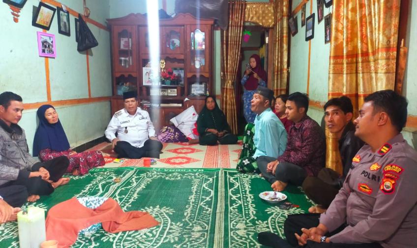 Bersama Personel TNI, Kapolsek Lebong Atas Sambang ke Rumah Duka Warga Meninggal Dunia