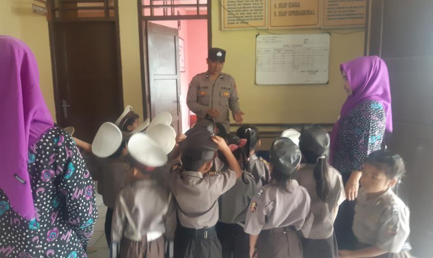 Polisi Sahabat Anak, Polsek Rimbo Pengadang Kedatangan Anak-Anak PAUD Tunas Bangsa