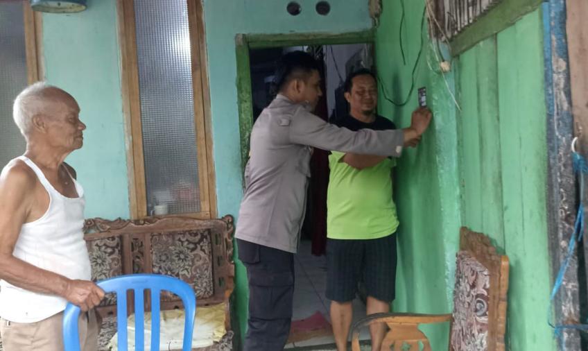 Sinergi Tiga Pilar, Bhabinkamtibmas Pondok Besi Monitoring Pemasangan Stiker Merdeka Sampah