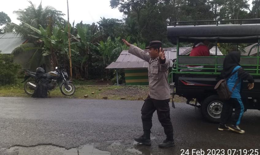 Strong Point, Polsek Kotapadang Lakukan Pengaturan Lalu Lintas di Sekolah