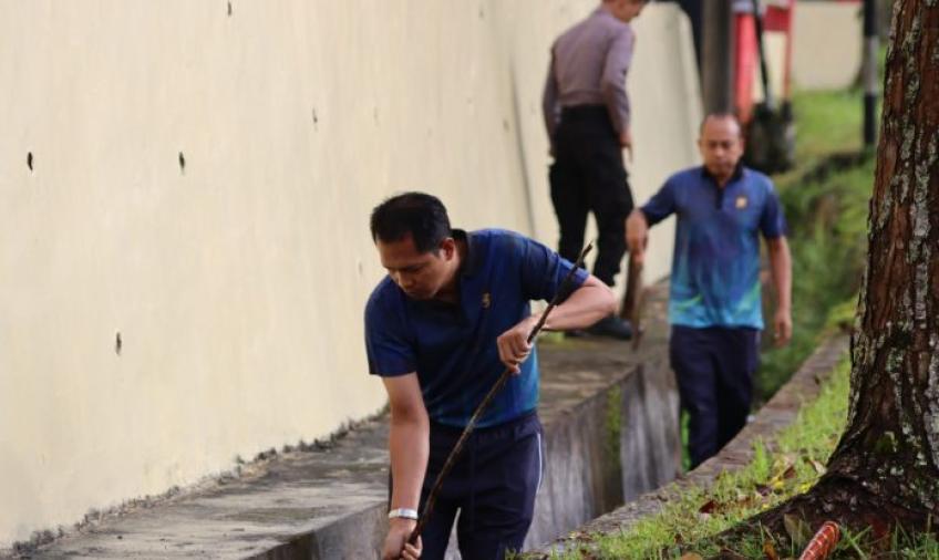 Personel Polres Kepahiang Bersih-Bersih Lingkungan Mapolres