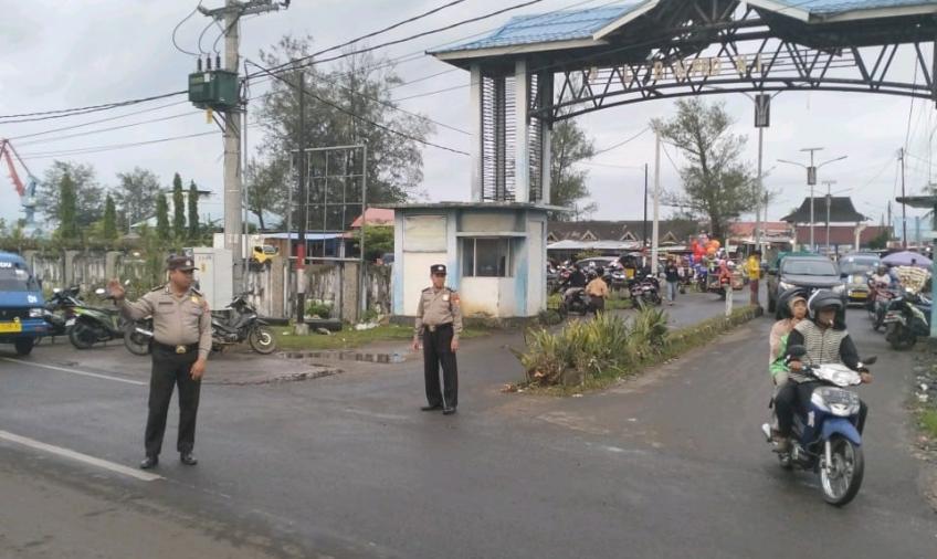 Polsek KSKP Lakukan Pengaturan Lalin dan Imbauan Kamtibmas ke Pengunjung Pasar Ikan TPI