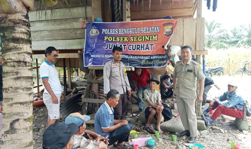 Polsek Seginim Jumat Curhat Dengarkan Keluhan Warga Desa Sukamaju 