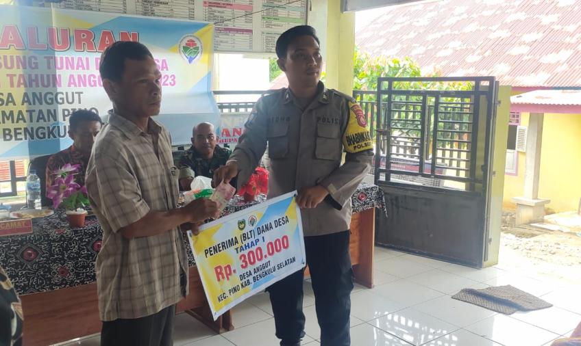 Kapolsek Pino Hadiri Pembagian BLT Tahap I Dan II Tahun 2023