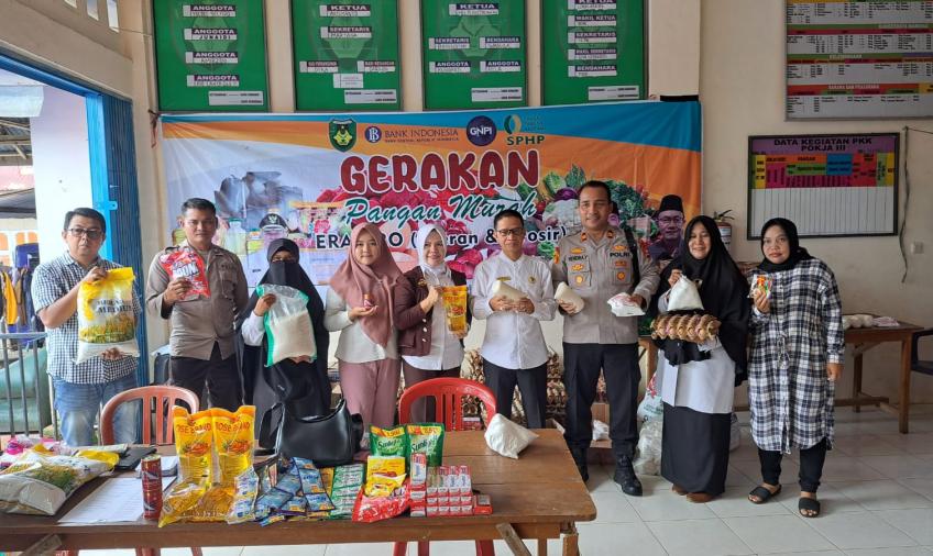 Bantu Warga, Kapolsek Manna Gerakkan Pasar Murah